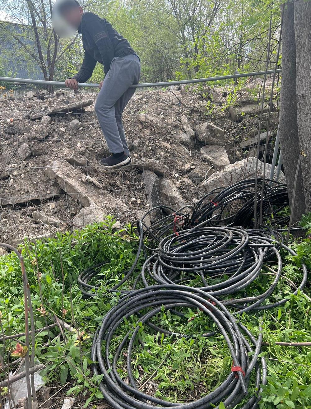 CONSTANȚA: Bărbați surprinși de polițiști în timp ce furau cabluri electrice