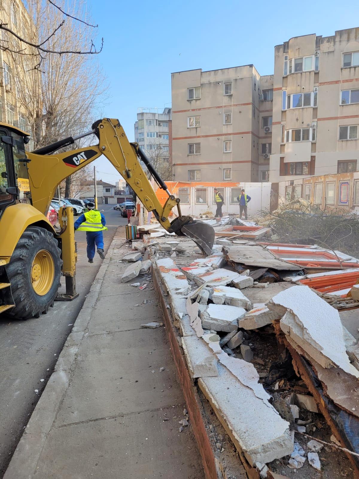 FOTO/CONSTANȚA: Construcție ilegală demolată de Primărie