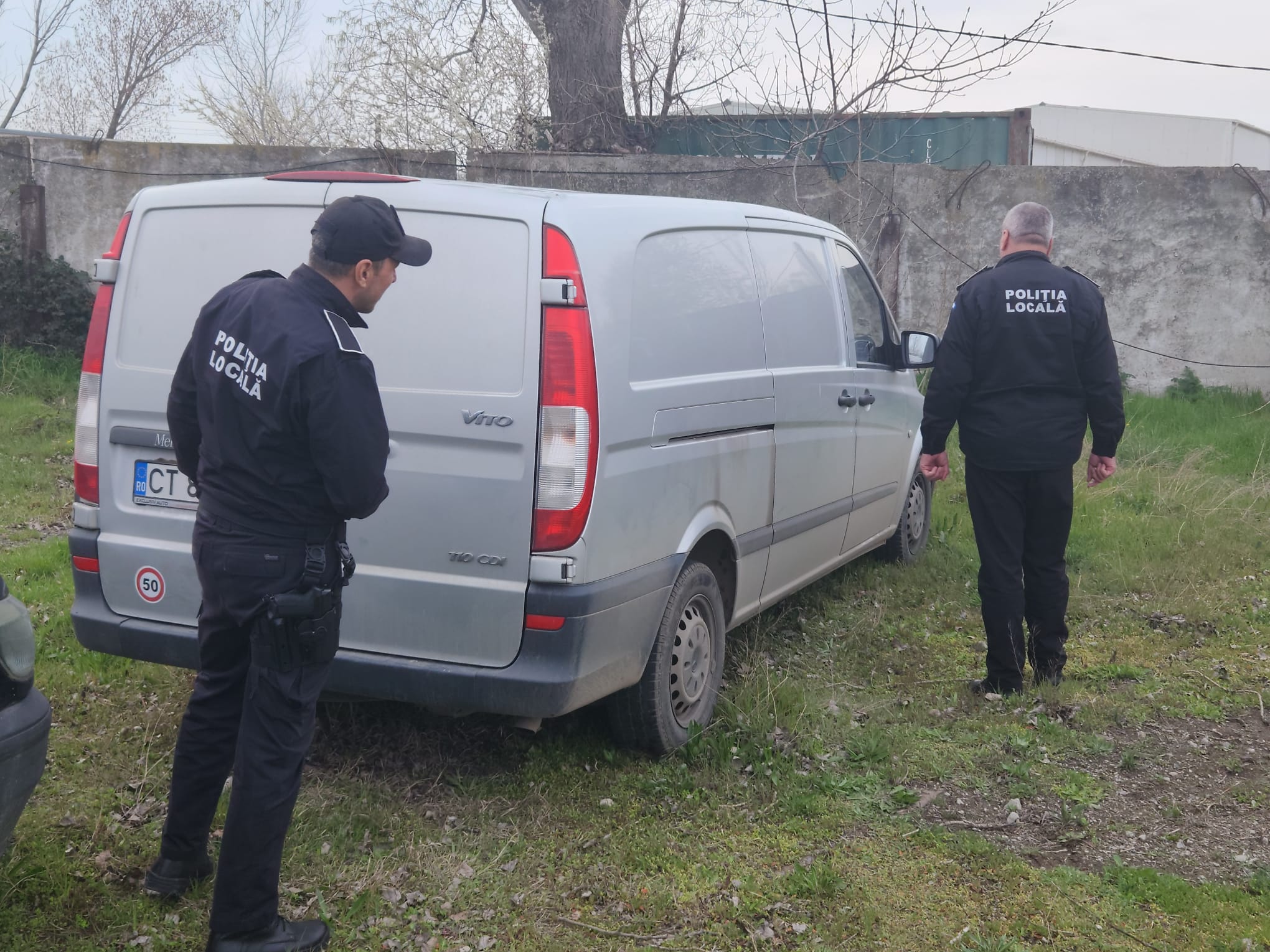 CONSTANŢA: Maşină confiscată şi amendă de 30.000 de lei pentru deşeuri aruncate la voia întâmplării