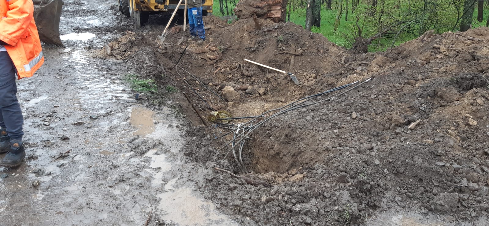 FOTO: Cablurile de semnalizare feroviară, rupte de către angajații Primăriei Valu lui Traian