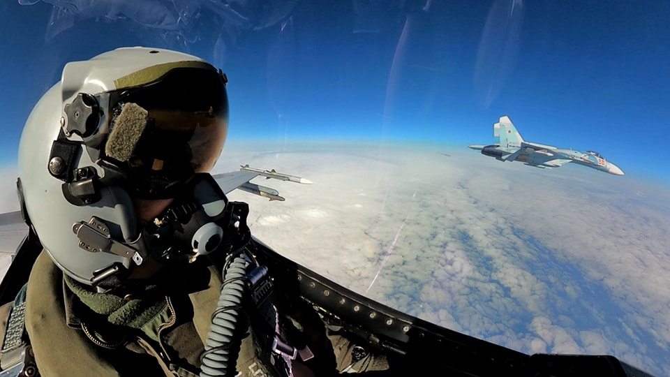 FOTO: Avioane de vânătoare F-16 românești dislocate Țările Baltice au interceptat două aeronave Suhoi Su-27 Flanker