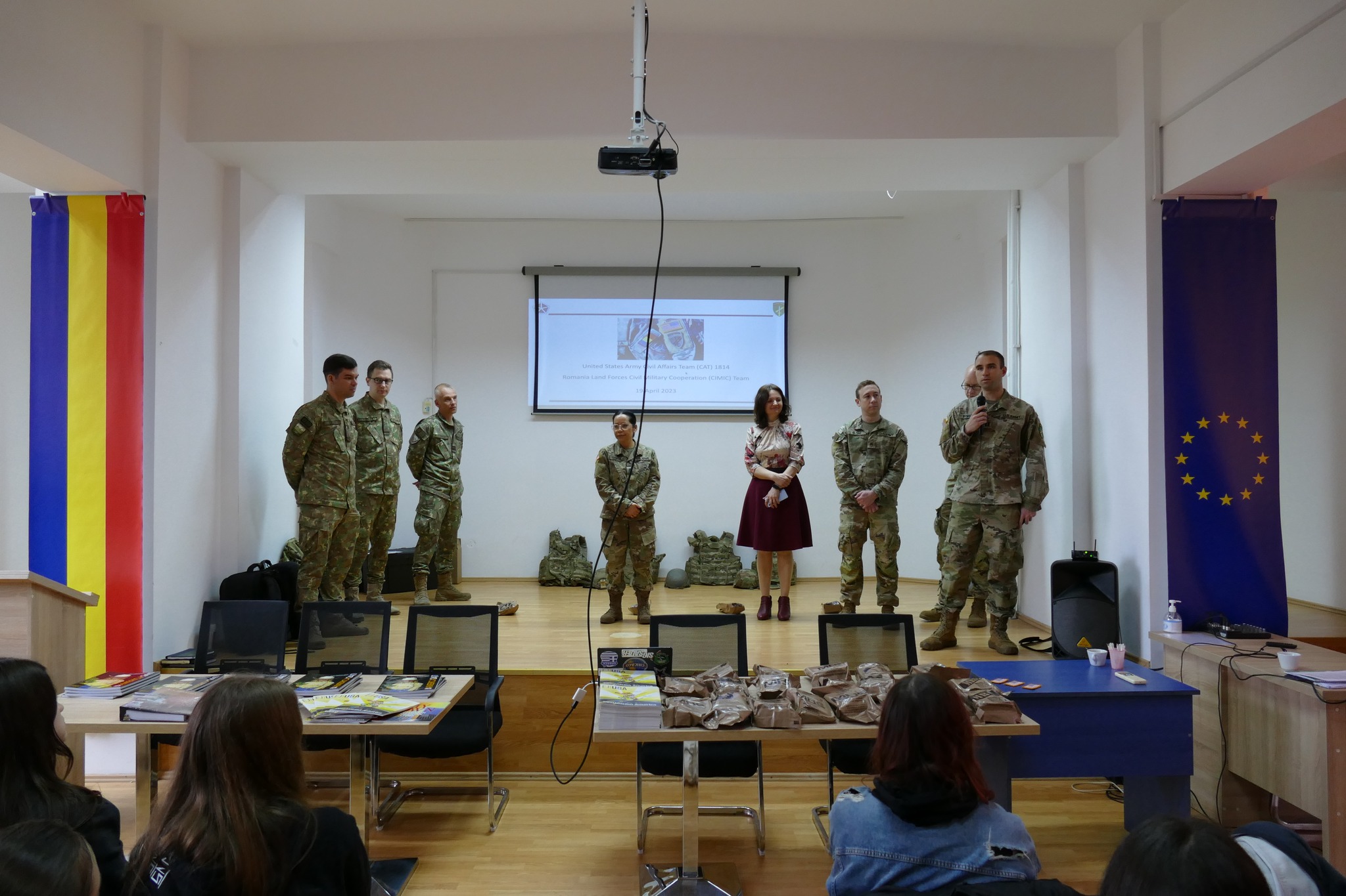TULCEA: Întâlnire cu soldaţii americani, la Biblioteca judeţeană “Panait Cerna” – FOTO