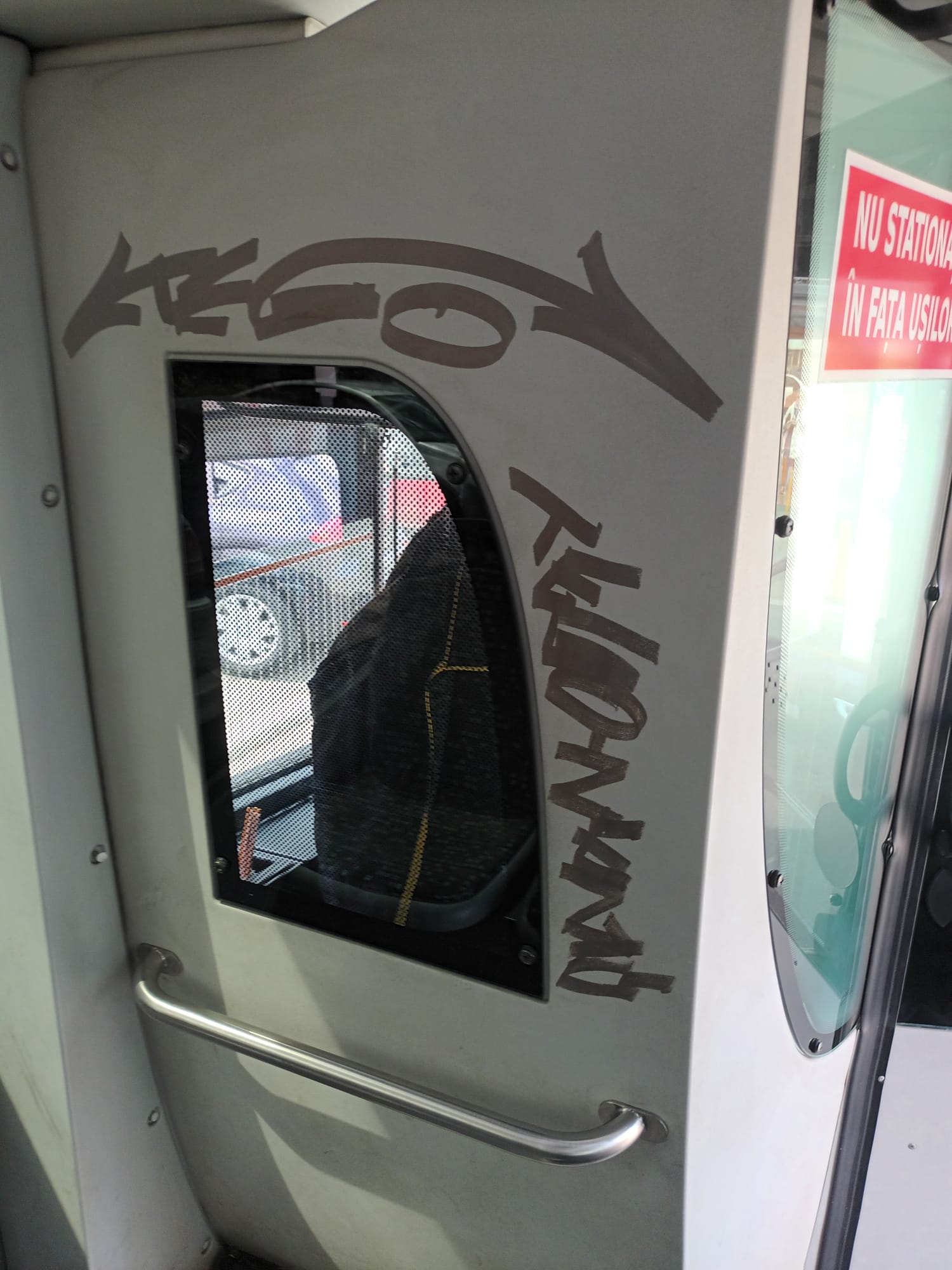 CONSTANŢA: Doi adolescenţi au vandalizat un autobuz CT BUS – VIDEO