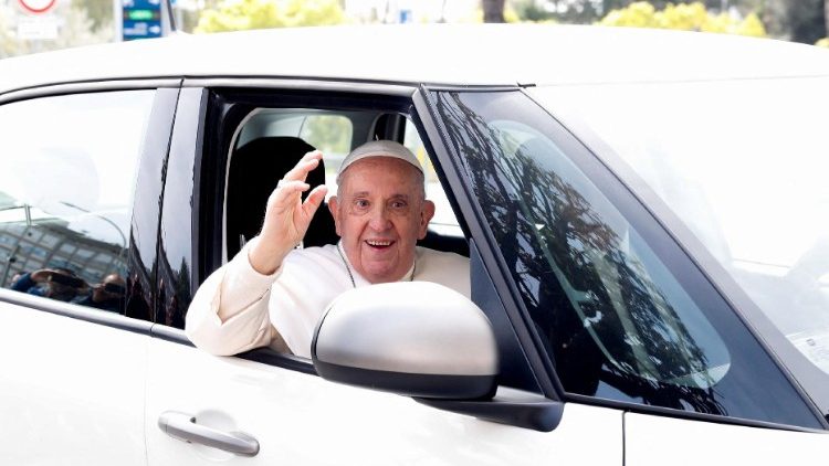 Papa Francisc prezidează Slujba din Duminica Floriilor de la Vatican, la nici o zi de la externarea sa din spital