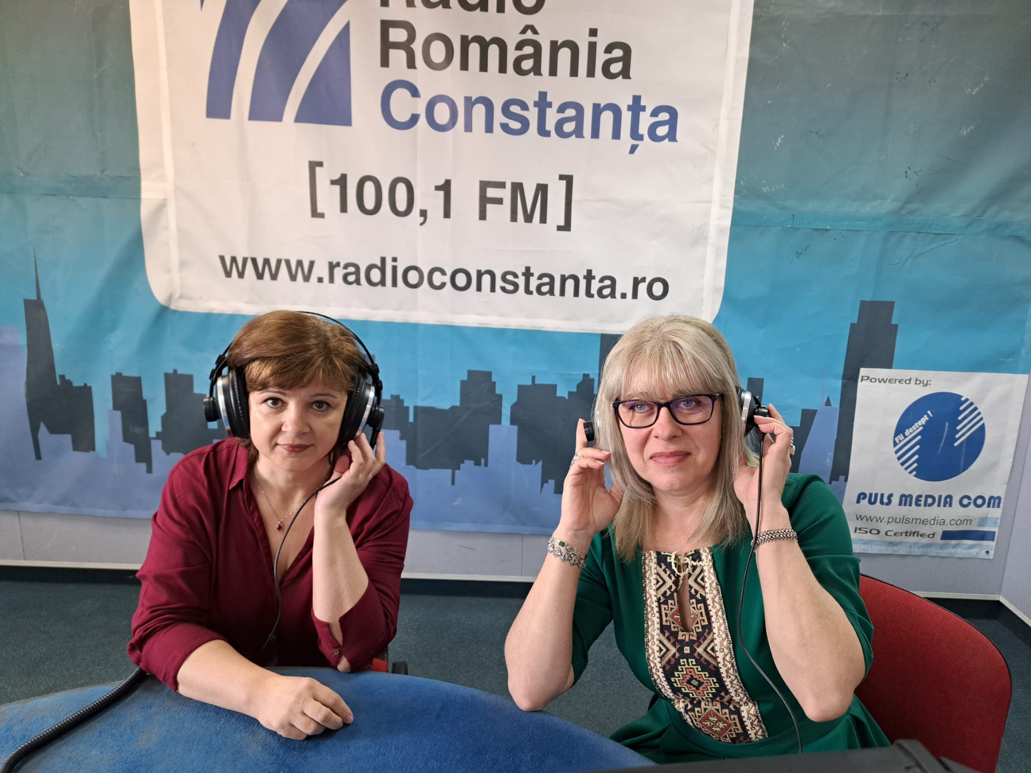 Interviu: Bibliotecarele Doina Moșoiu și Daniela Mocanu în rol de actrițe într-un colaj din schițele lui I.L. Caragiale