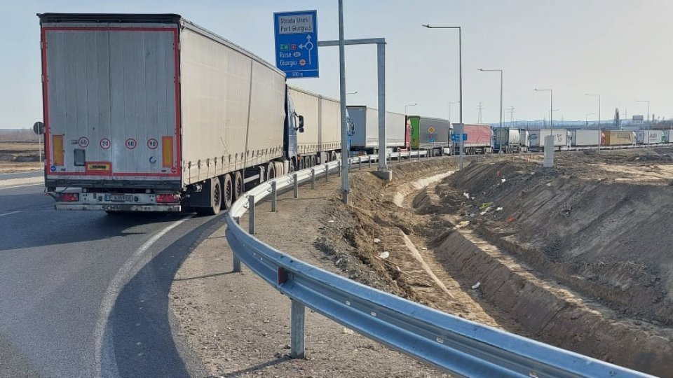TULCEA: Aglomerare de TIR-uri pe drumul spre staţia de gaz metan din Isaccea