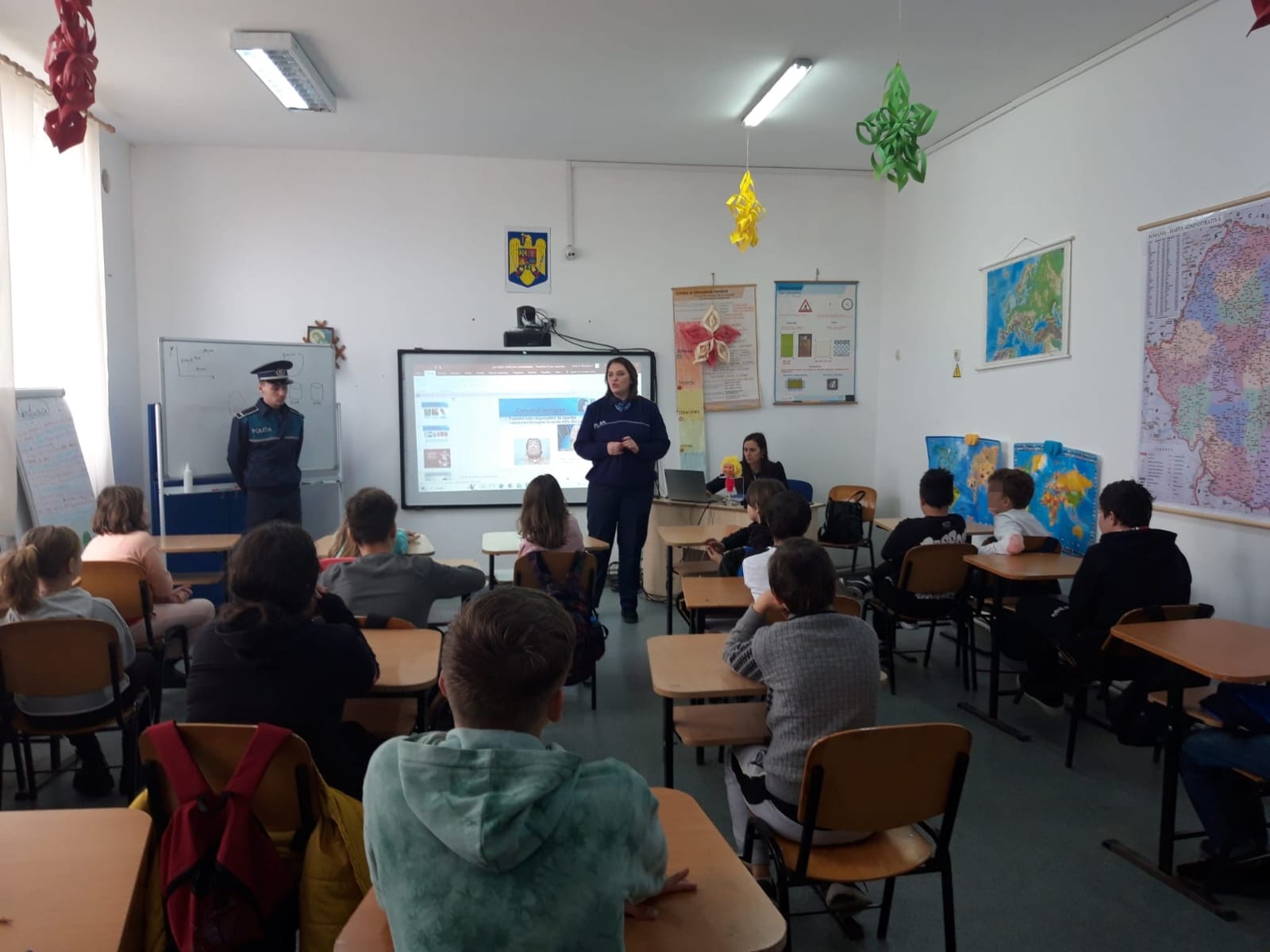 TULCEA: Polițiștii au vorbit cu elevii despre bullying, gestionarea conflictelor și consumul de droguri
