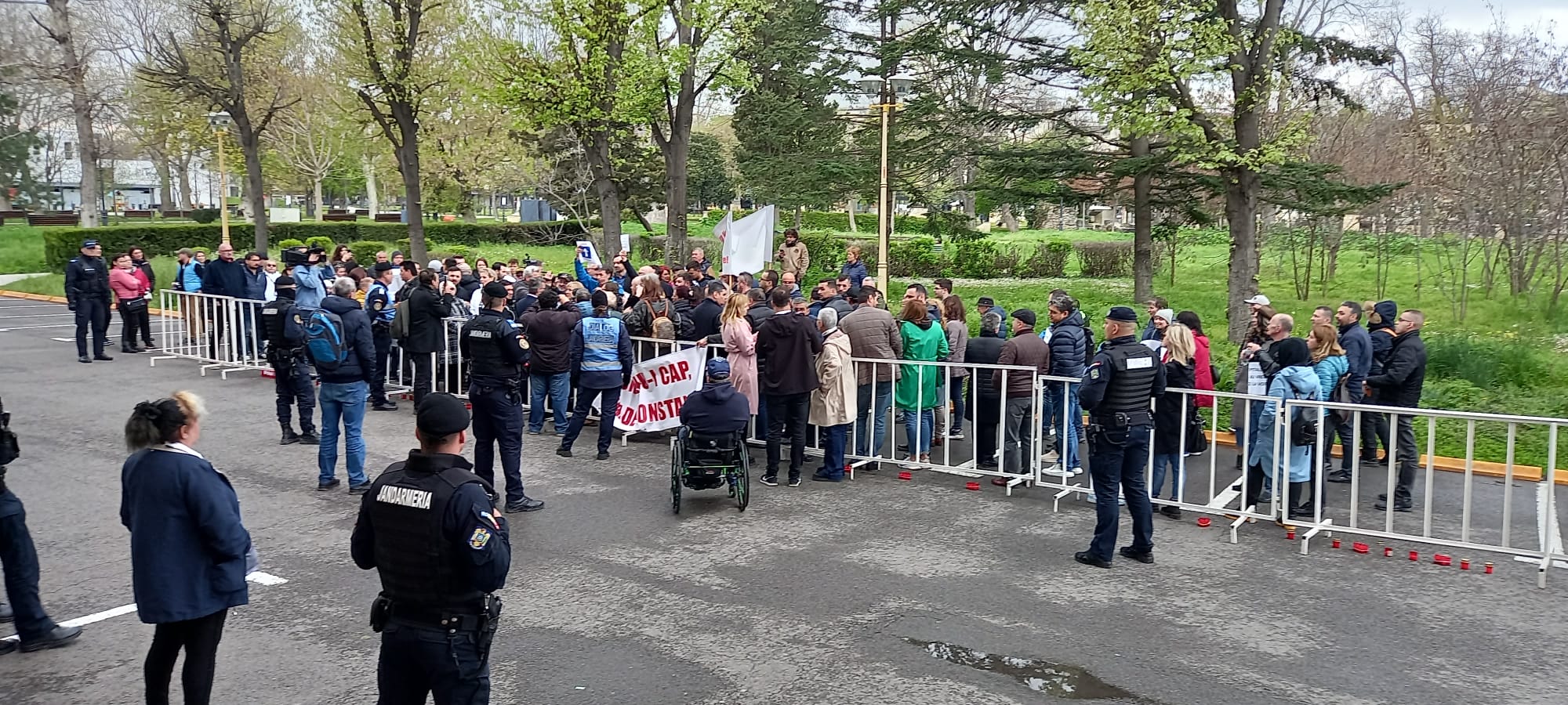 UPDATE | Protest în faţa Primăriei Constanţa: „Noi ne-am săturat! Voi?“ FOTO
