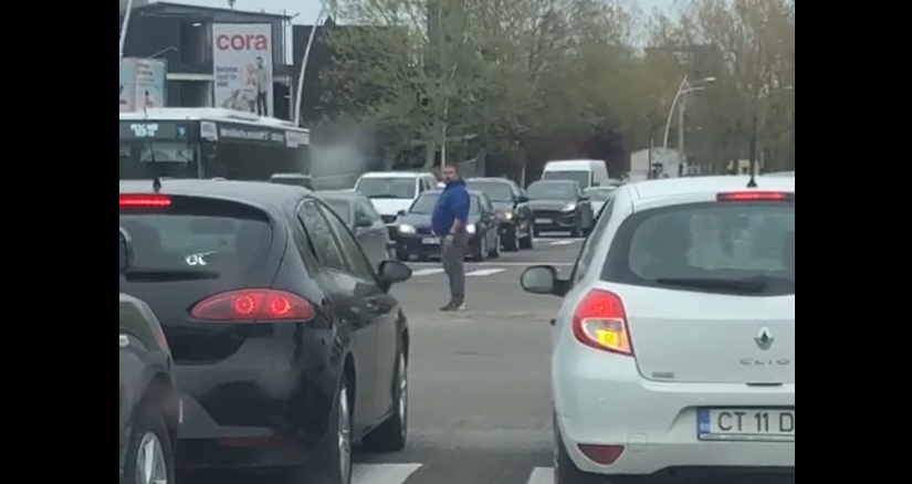 CONSTANŢA: Enervat de haosul din trafic, un bărbat a dirijat circulaţia în intersecţia de la City Park Mall. Reacţia Primăriei Constanţa
