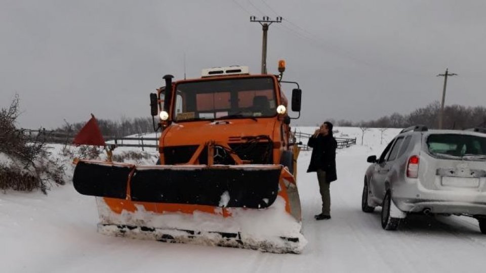 Se circulă în condiții de iarnă în județele Moldovei. Din cauza vântului, porturile de la Marea Neagră rămân închise