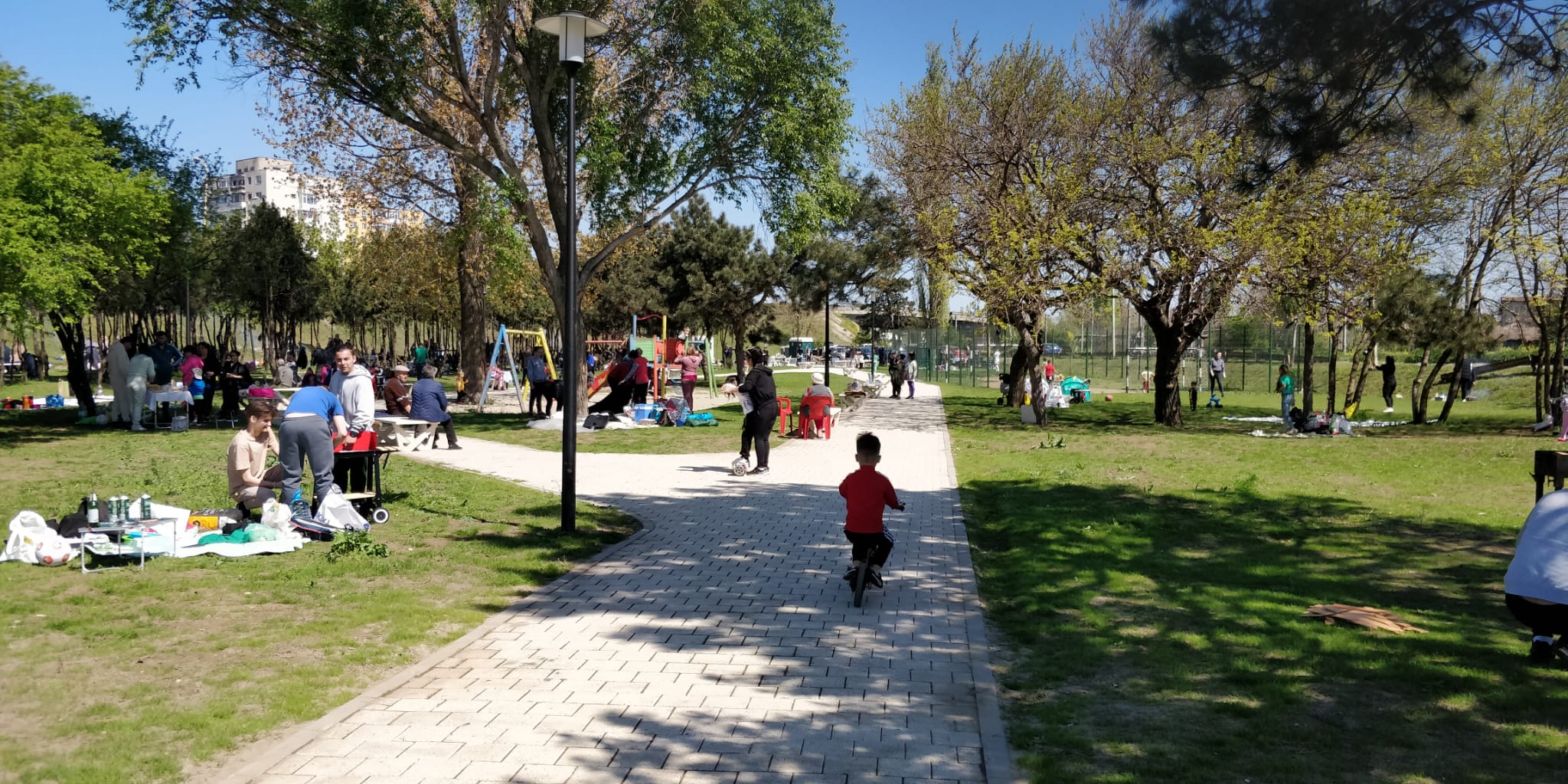 Constănțenii sărbătoresc ziua de 1 Mai la iarbă verde, iar vremea este perfectă pentru grătar sau doar o ieșire în natură