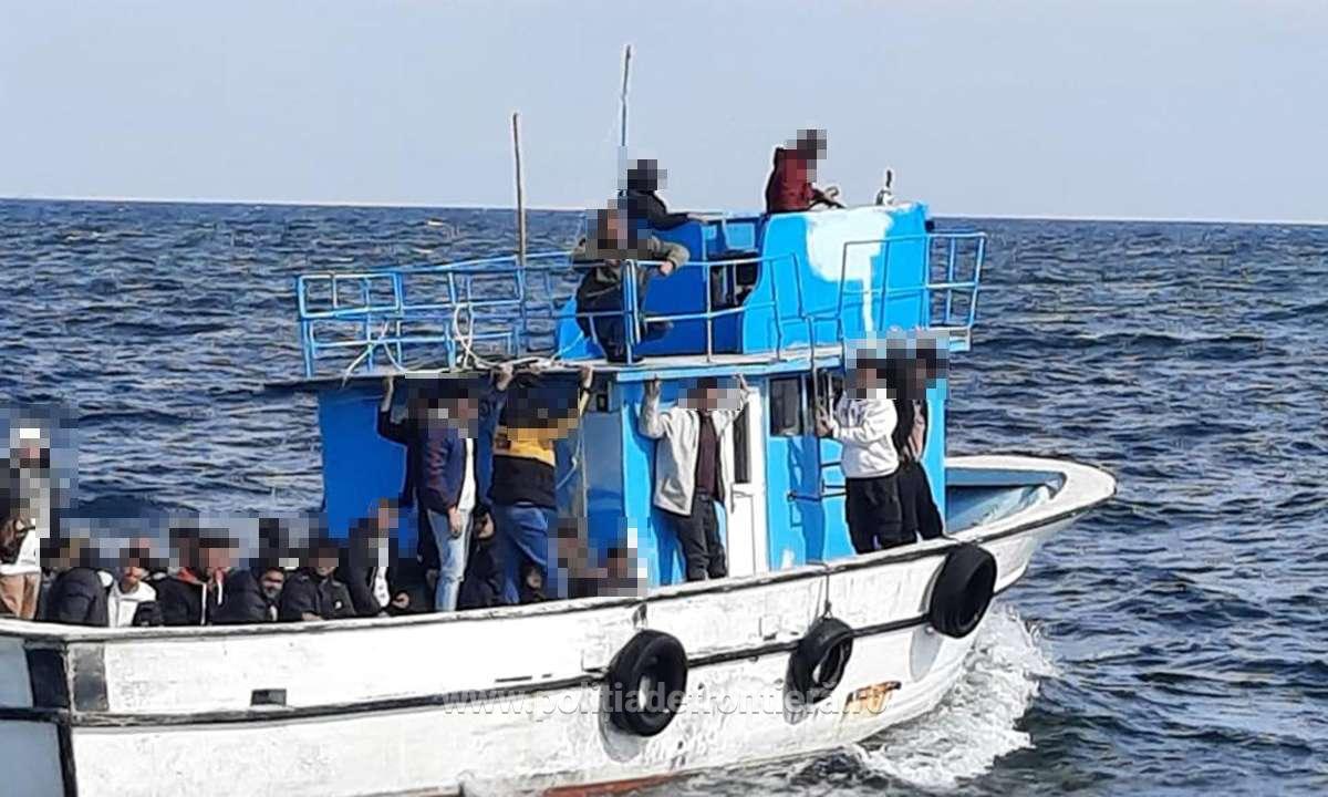 VIDEO: Ambarcațiune cu migranți interceptată de Garda de Coastă