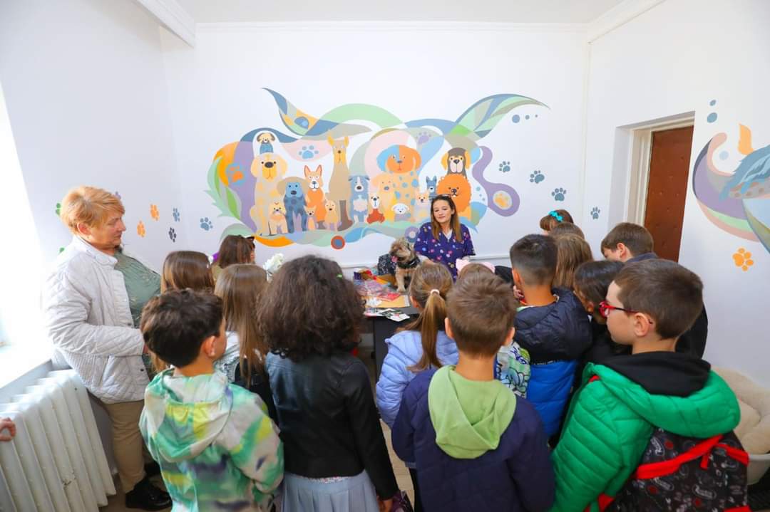 CONSTANŢA: Elevii de la Colegiul Național Pedagocic „Constantin Brătescu”, în vizită la noul centru pentru adopţii canine