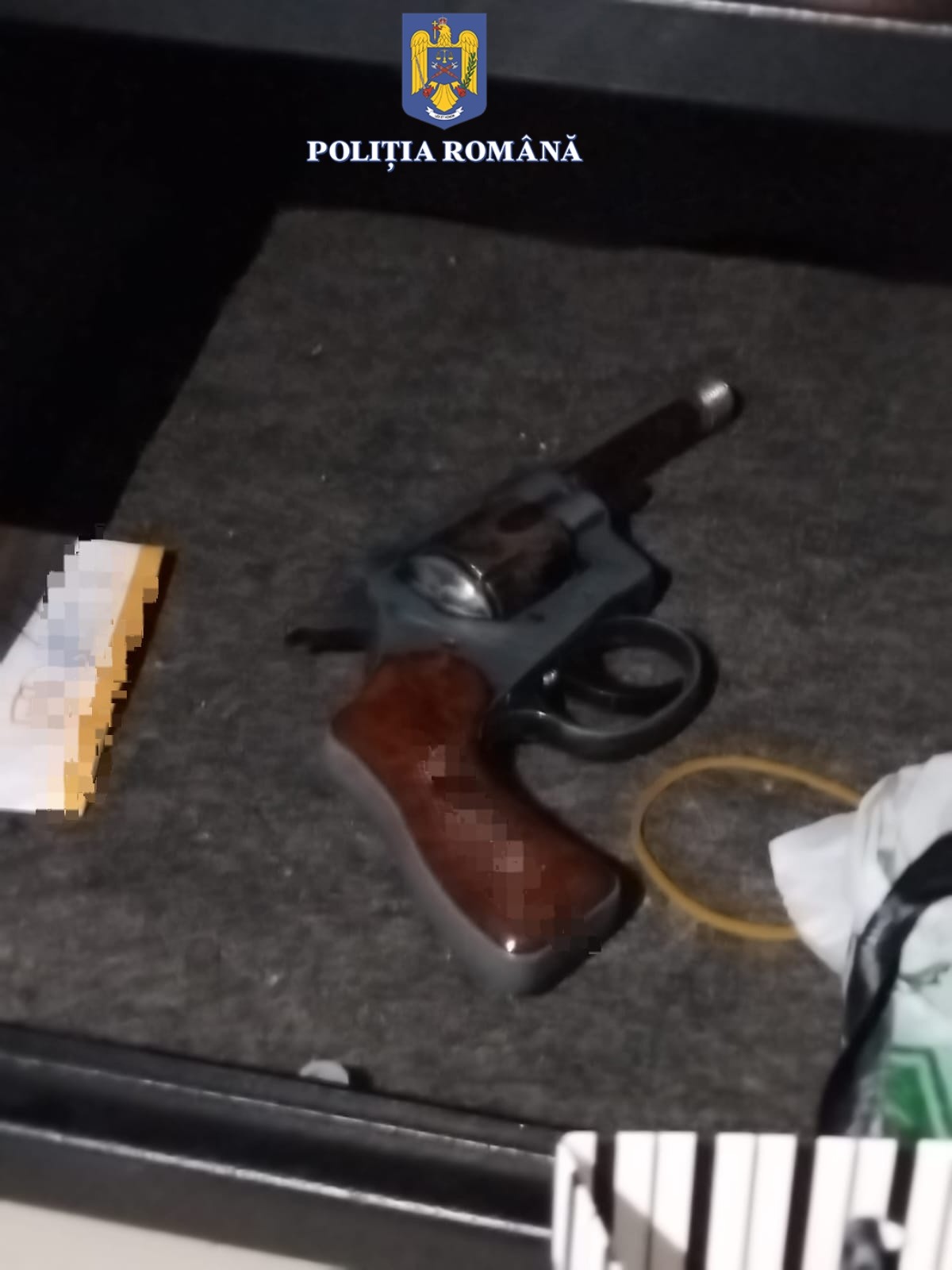 CONSTANŢA: Poliţiştii au ridicat, în urma unor percheziţii, un pistol și 26 de cartușe de calibrul 22. Posesorul nu avea autorizație de deținere sau folosire a armelor letale