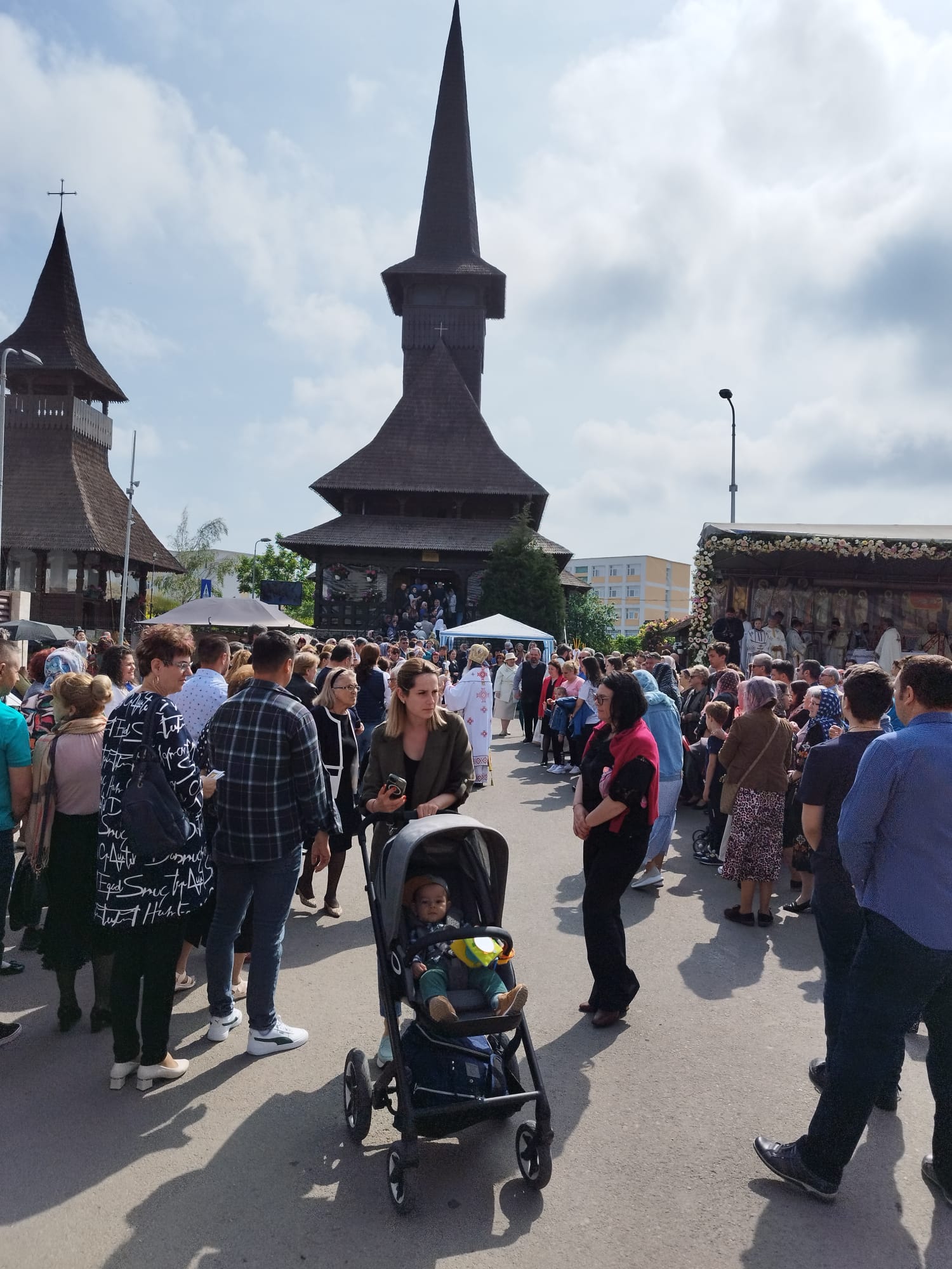 Sute de credincioși, în cartierul constănțean „Compozitori” la Sfințirea Mare a parohiei „Intrarea în Biserică a Maicii Domnului”