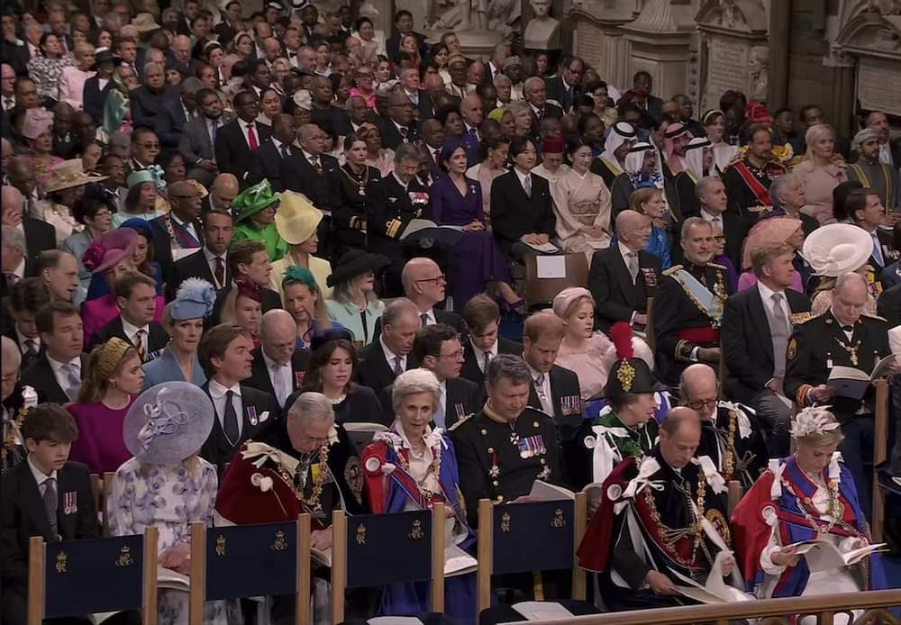 Motive florale cu o puternică simbolistică și culori în toate nuanțele au decorat ținutele oaspeților la ceremonia de încoronare a Regelui Charles
