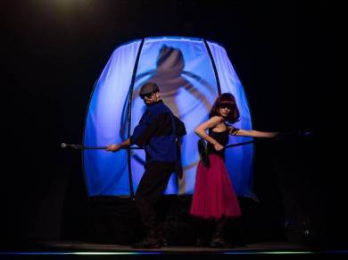 Teatrul de Stat Constanța ne propune, astăzi, spectacolul „KOMOREBI. Lumina care se filtrează printre copaci”.