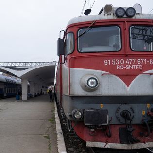 UPDATE: Precizări ale CFR cu privire la incidentul din Medgidia, când un tânăr a mutat locomotiva unui marfar. Locomotiva și personalul implicat nu aparțin CFR Călători