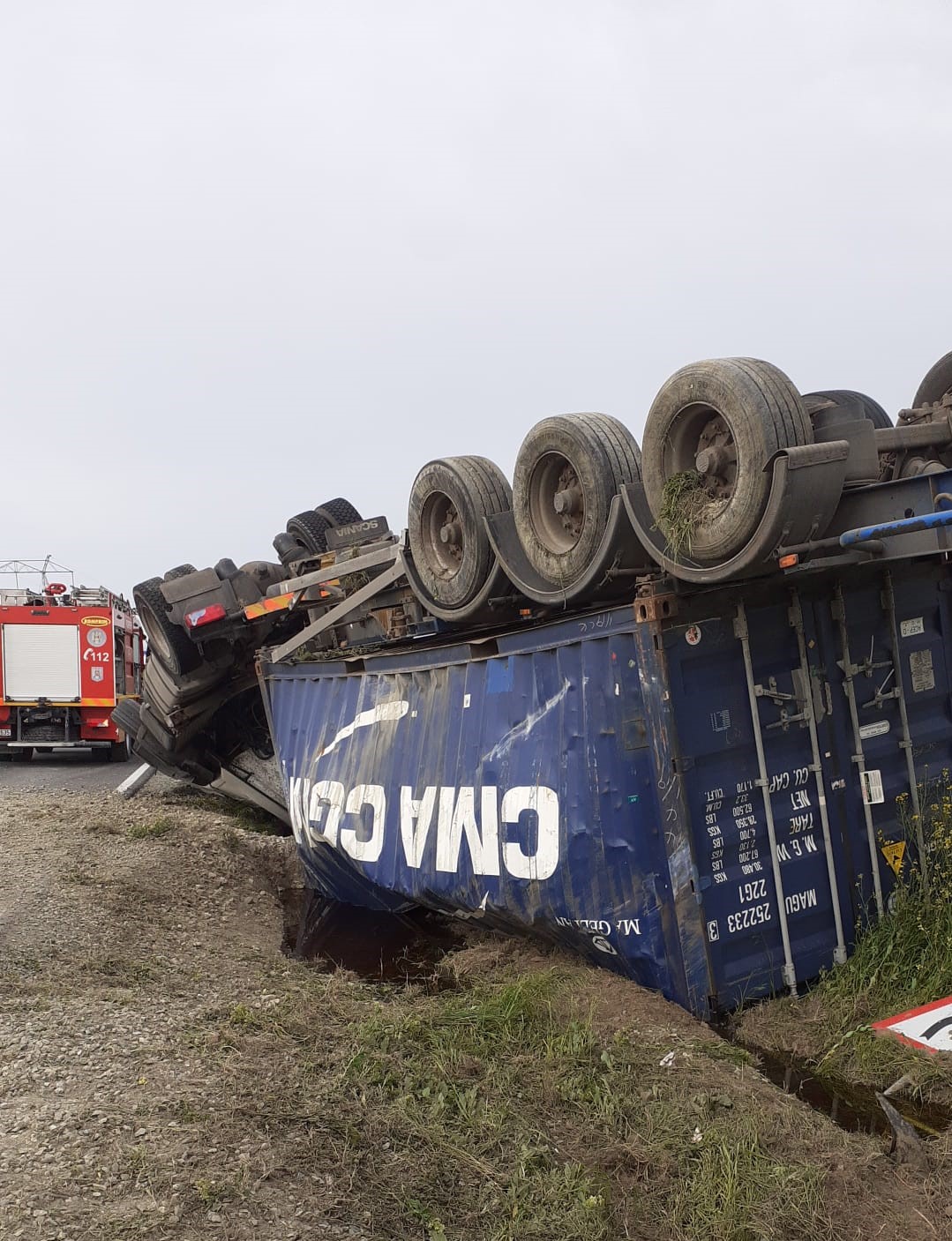 UPDATE / POARTA ALBĂ: Un TIR s-a răsturnat, iar o persoană este încarcerată