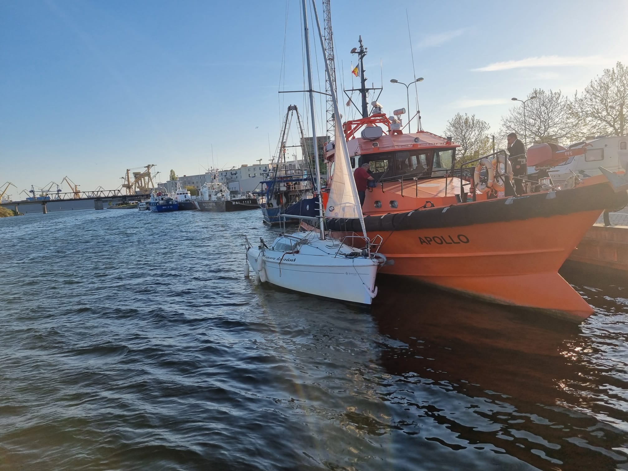 ARSVOM: Velier cu trei persoane la bord, salvat în zona Vama Veche