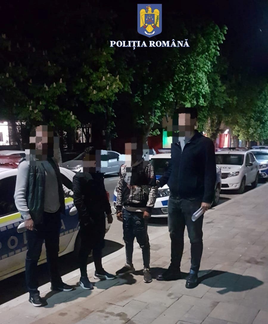 Un bărbat şi un minor, acuzaţi că ar fi spart o locuinţă din Medgidia, au fost reţinuţi pentru 24 de ore