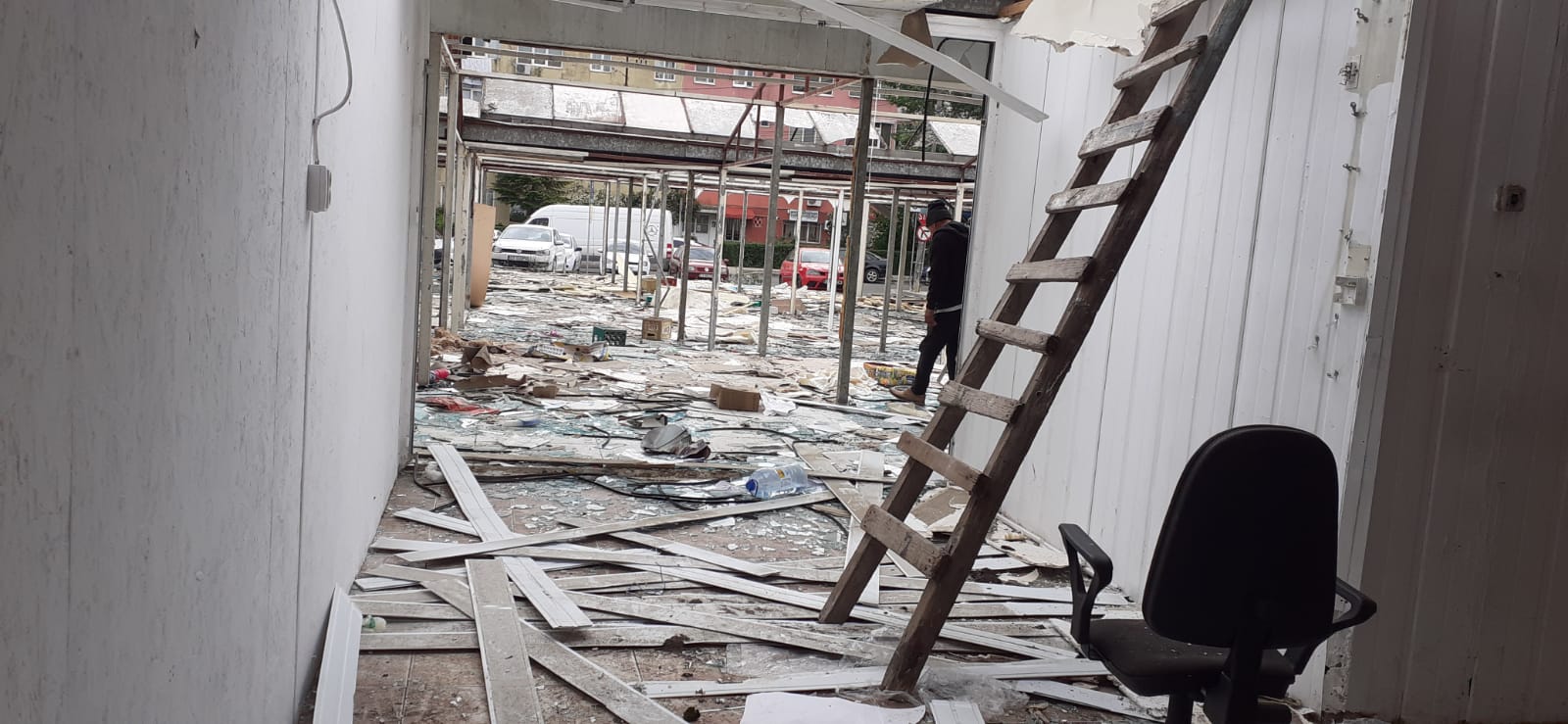 CONSTANȚA/FOTO: A început demolarea bazarului dezafectat din Kilometrul 4-5