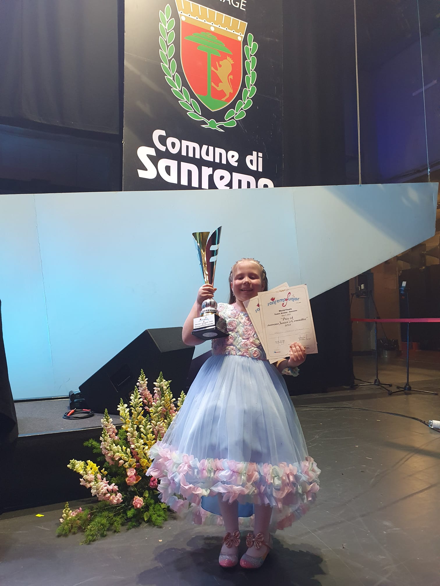 Constănţeanca Anelisse Mănescu (8 ani), câştigătoarea concursului Sanremo Junior, invitată în emisiunea „Până la ultimul cuvânt“, de Ziua Copilului, la Radio Constanţa