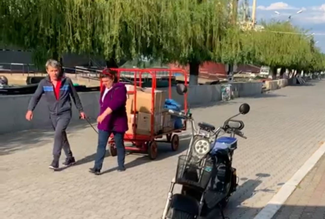 VIDEO | Nu s-a schimbat nimic: angajaţii Poştei din Sulina trag în continuare cu mâinile căruţul încărcat cu colete! Situaţia a fost semnalată de Radio Constanţa în urmă cu şapte luni!