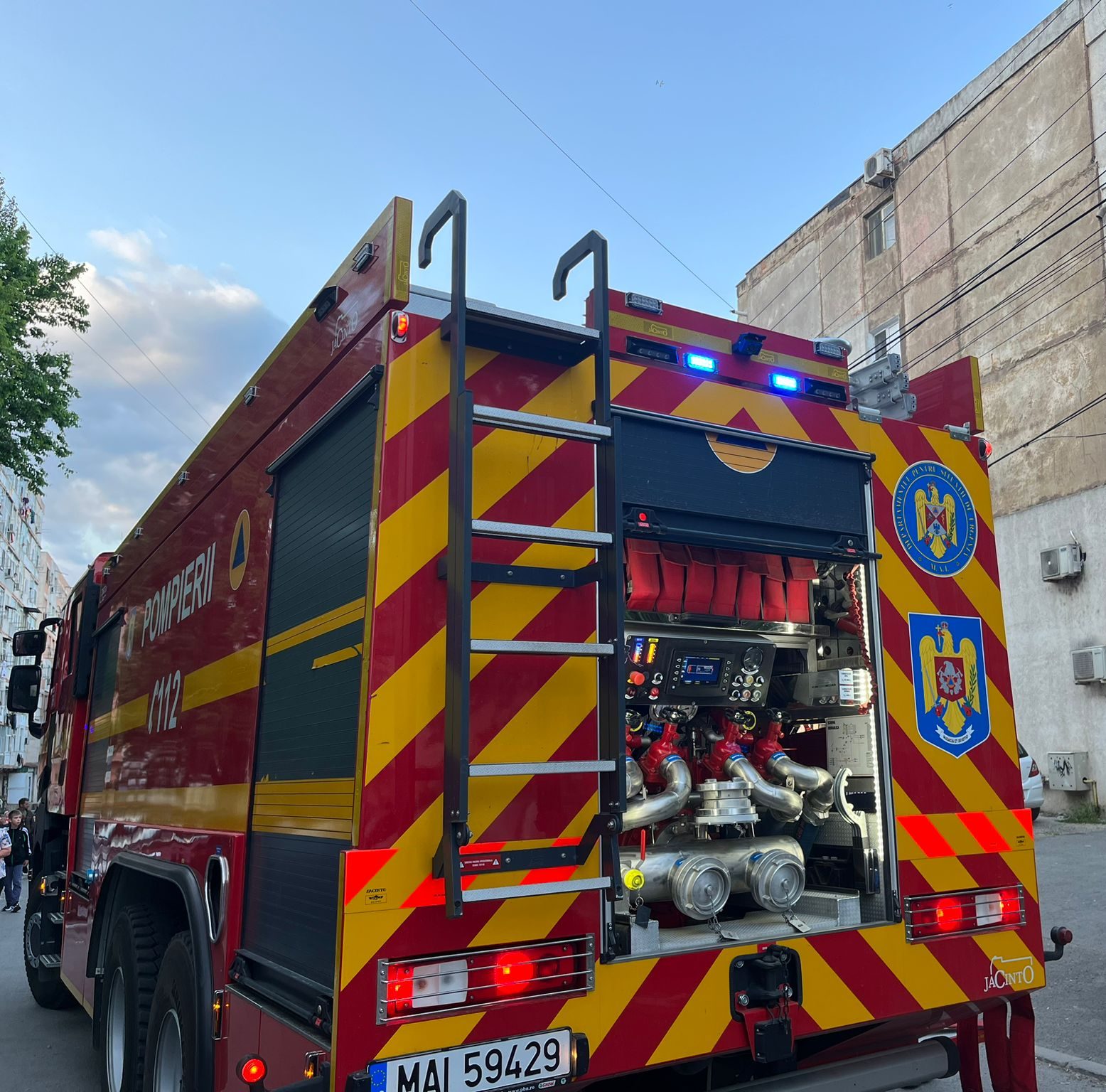 Acoperişul unei case din Mircea Vodă, cuprins de flăcări