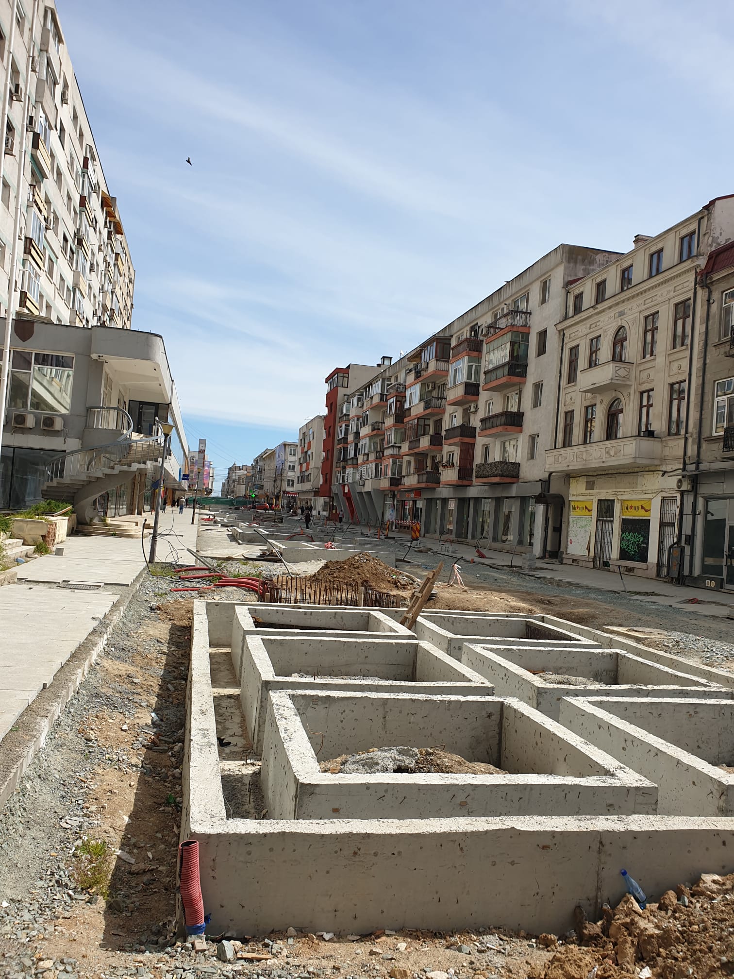 CONSTANŢA: Strada Ştefan cel Mare, astăzi. Pe artera pietonală transformată în şantier nu lucrează nimeni FOTO
