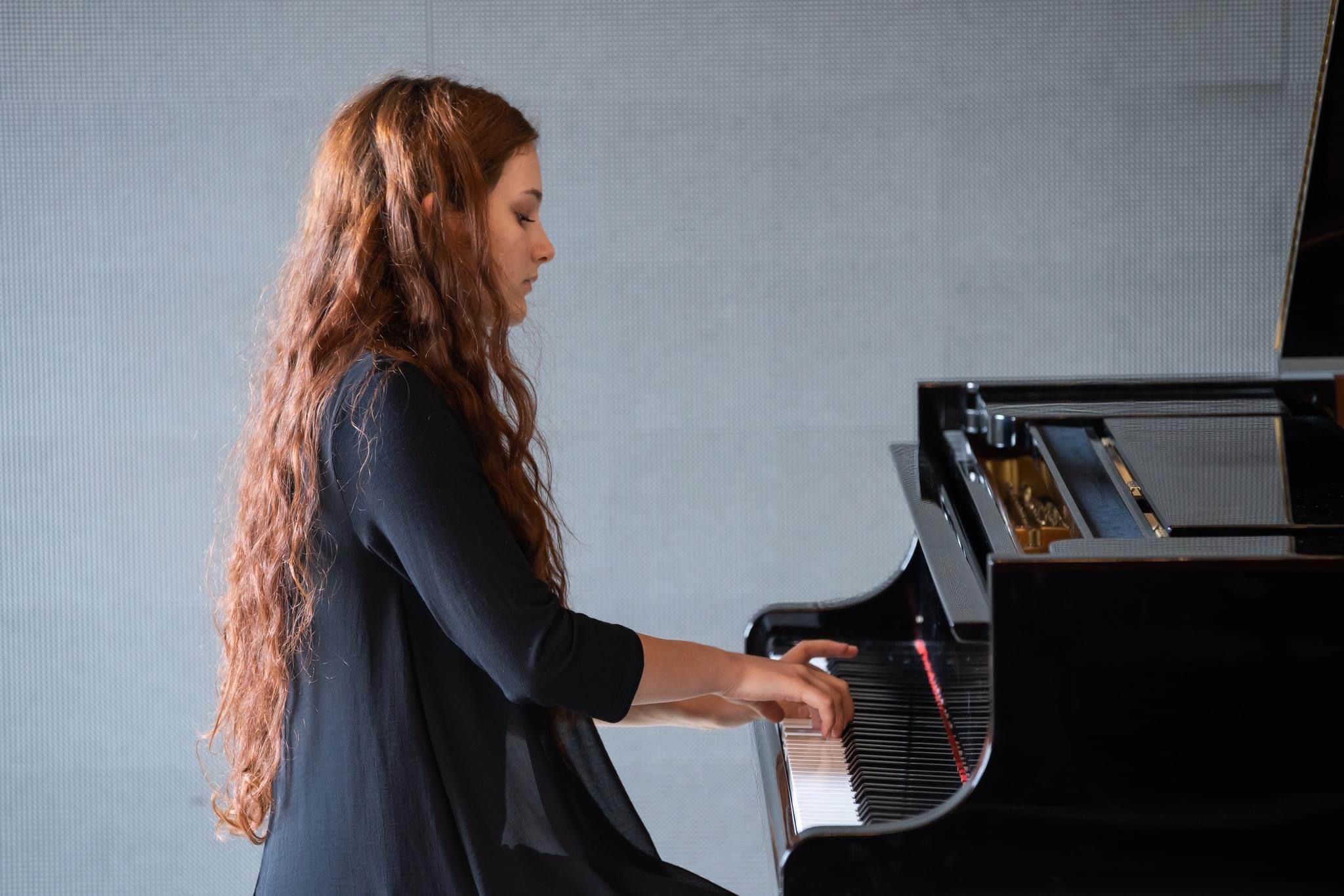 A câştigat numeroase premii la festivaluri şi olimpiade şcolare. Interviu cu Inya Cutova, o pianistă de 14 ani, elevă la Colegiul Național de Arte „Regina Maria” din Constanța