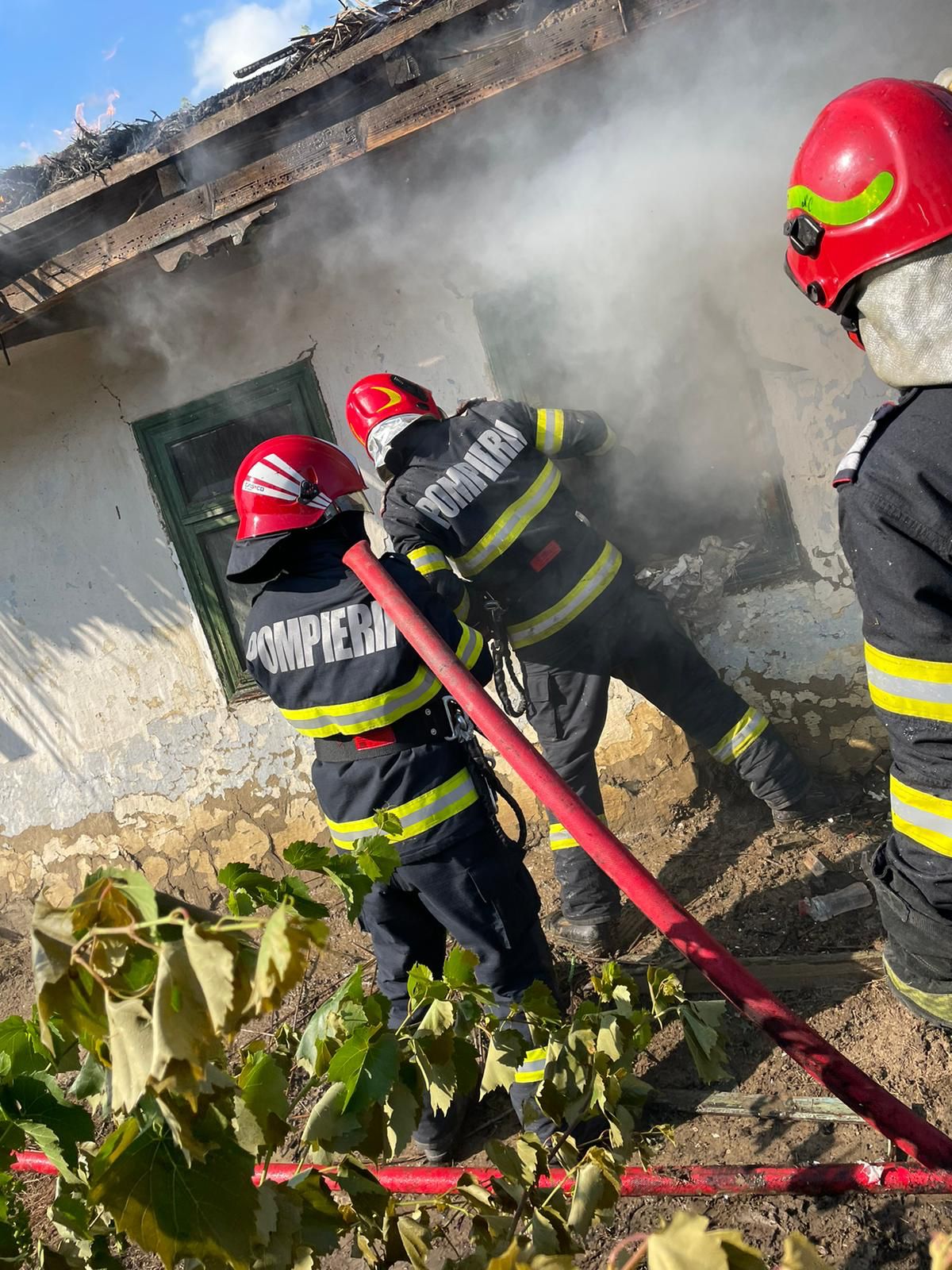 Județul TULCEA/FOTO: Alarmă la ISU. Două incendii izbucnite la trei gospodării
