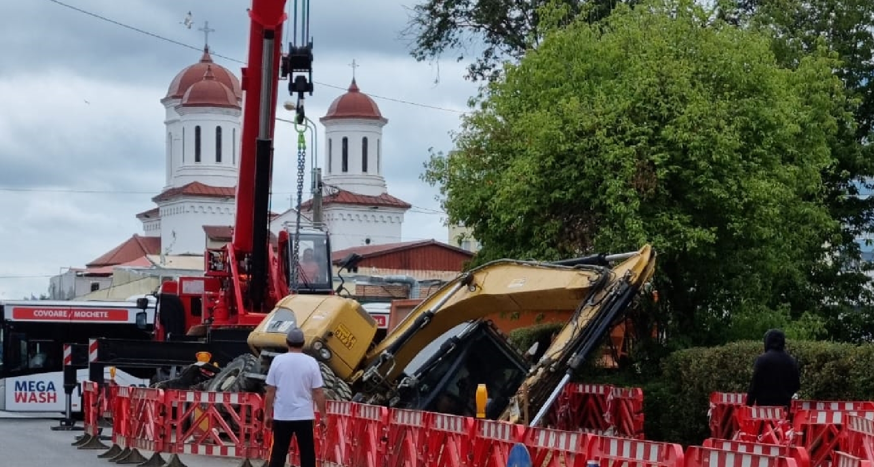 VIDEO: Blestemul constănțenilor – excavator căzut în șanțurile la care lucra