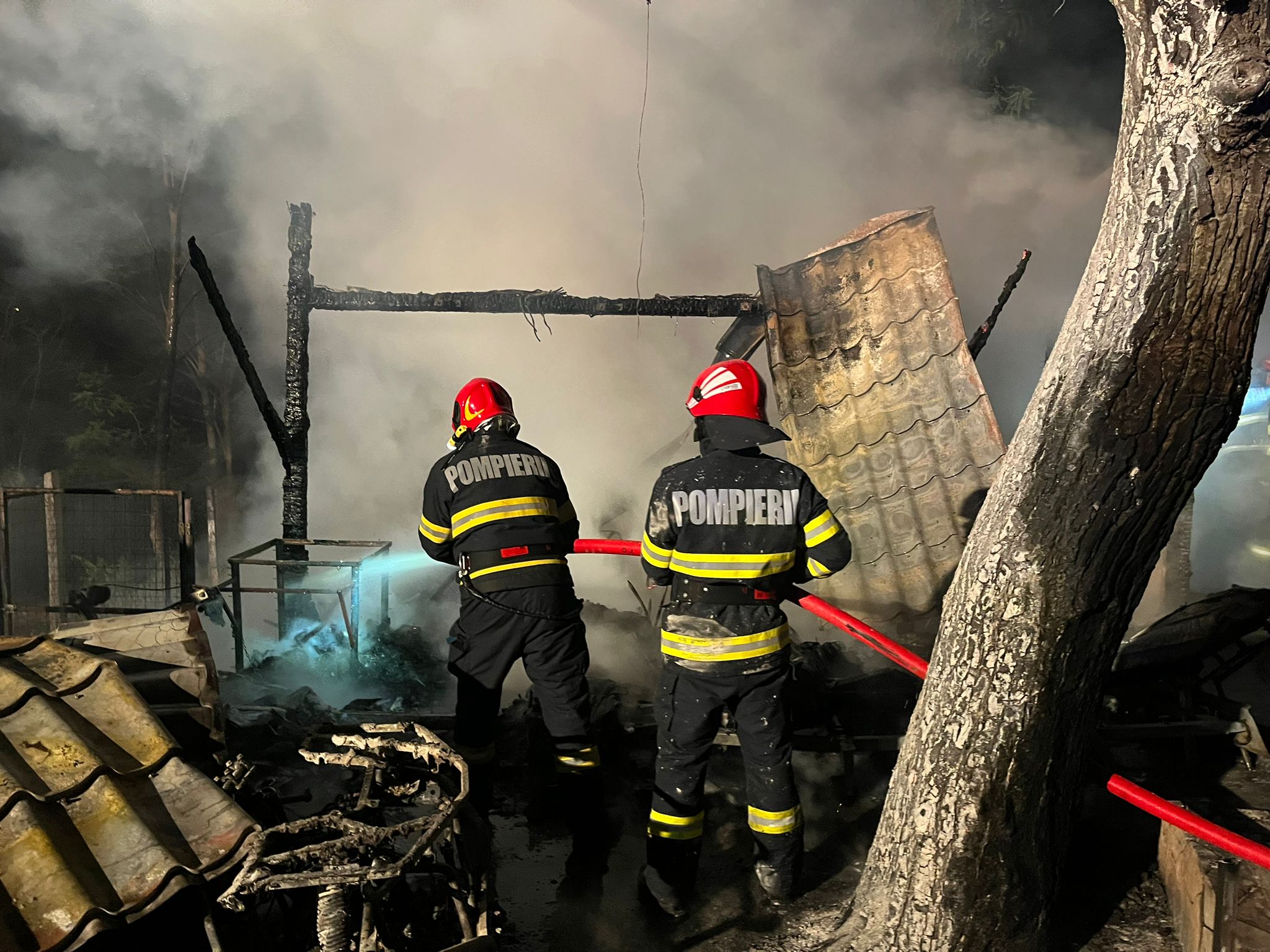 Judeţul TULCEA: Un incendiu puternic, ce a distrus mai multe bunuri, a fost lichidat la timp de pompieri