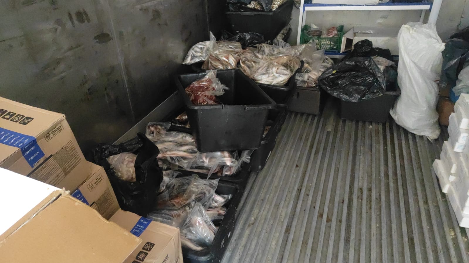 Comisarii de la Protecția Consumatorilor au găsit mai multe nereguli la o cherhana din Costineşti – FOTO