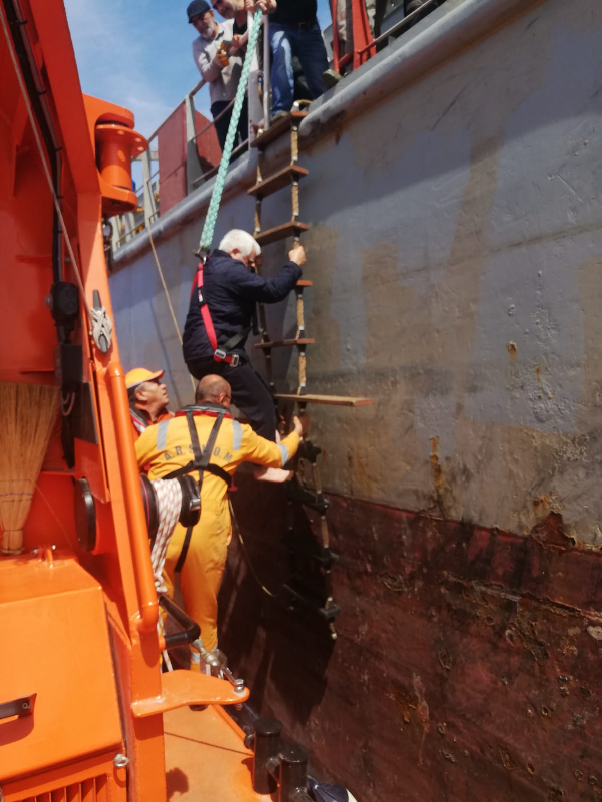 VIDEO: Un marinar bolnav a fost preluat de o navă ARSVOM