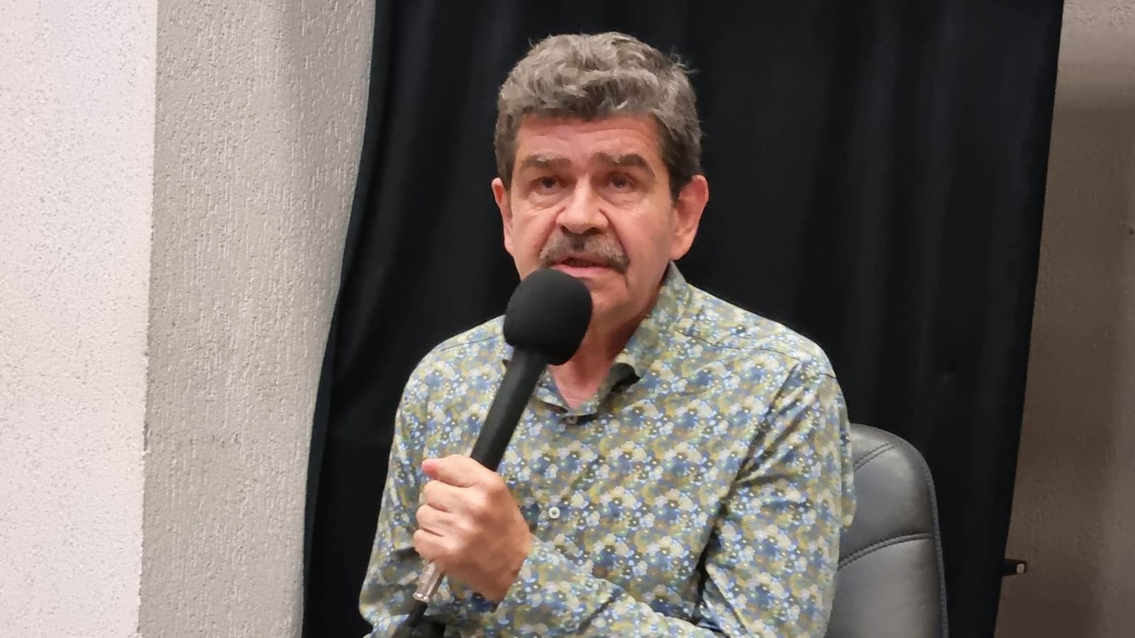 Interviu – Scriitorul Radu Paraschivescu: Am ceea ce se cheamă ochiul și urechea străzii. Și cred că știu și de ce. Pentru că eu duc o viață neetanșeizată!