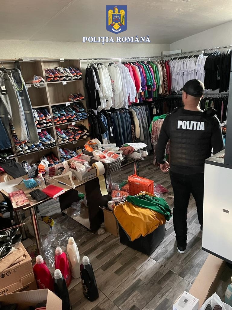 CUMPĂNA: Percheziții la persoane suspectate de comercializarea unor produse contrafăcute