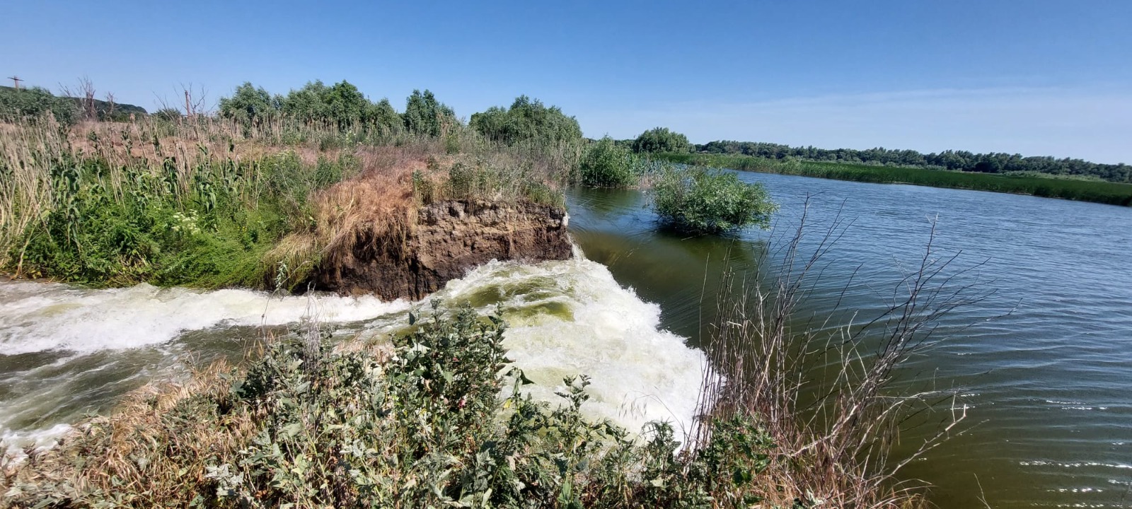 VIDEO | Breșa din digul Carasuhat nu a fost astupată, iar suprafața inundată de teren agricol a ajuns la 200 de hectare