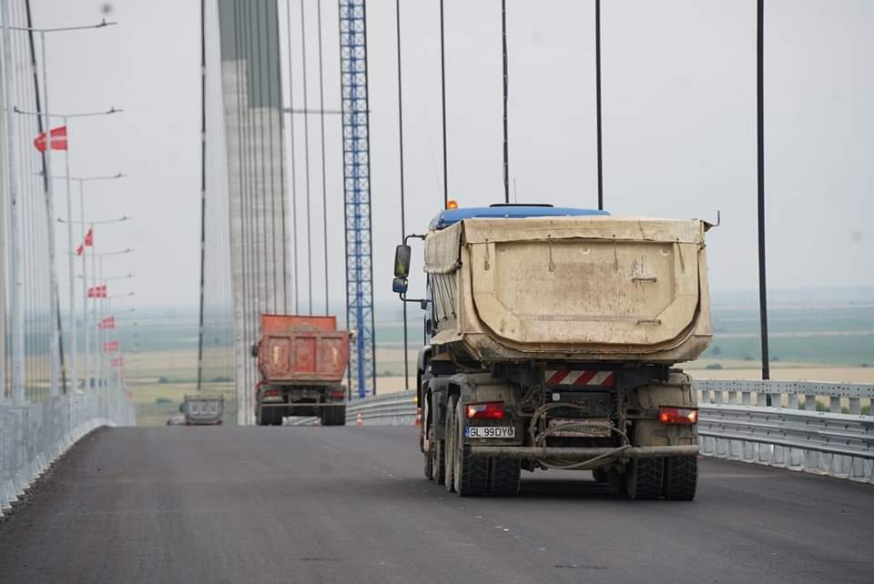 Brăila: Testări statice şi dinamice la Podul peste Dunăre; s-au folosit 60 de camioane fiecare cu încărcătură de 40 tone
