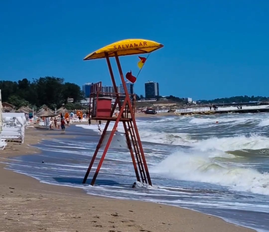 Vreme bună de plajă. Apa mării are 20 de grade