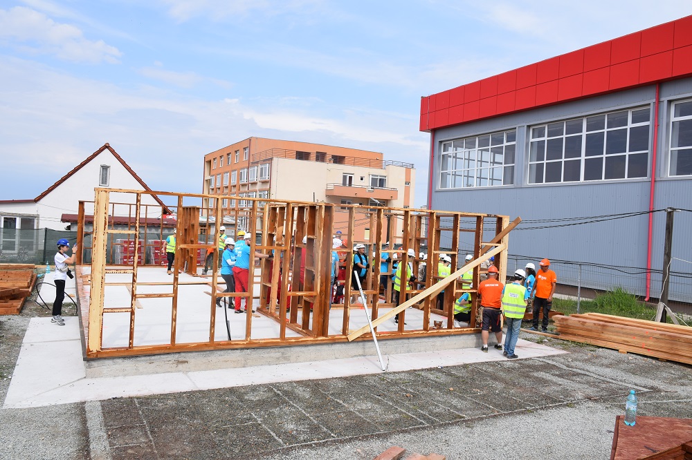 CUMPĂNA: 100 de voluntari Habitat for Humanity construiesc două case de la zero, în doar cinci zile (FOTO)