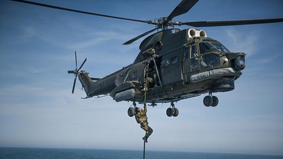 Un elicopter al Forțelor Aeriene Române participă la căutarea marinarilor navei scufundate în Marea Neagră
