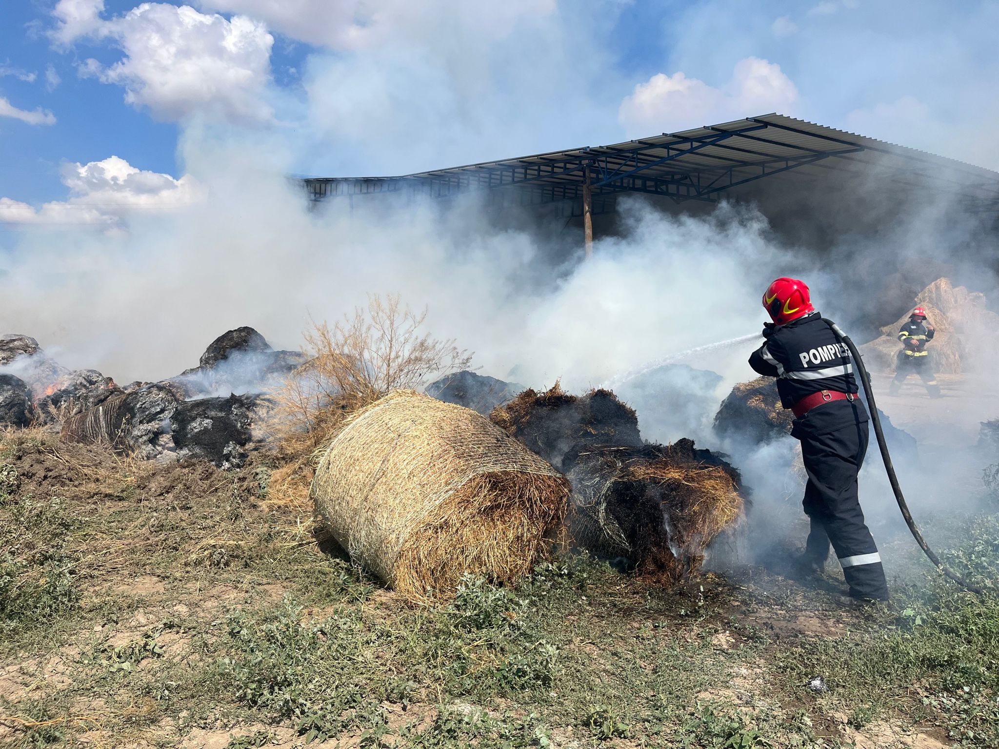 JUDEȚUL TULCEA: Incendiu la o fermă agricolă