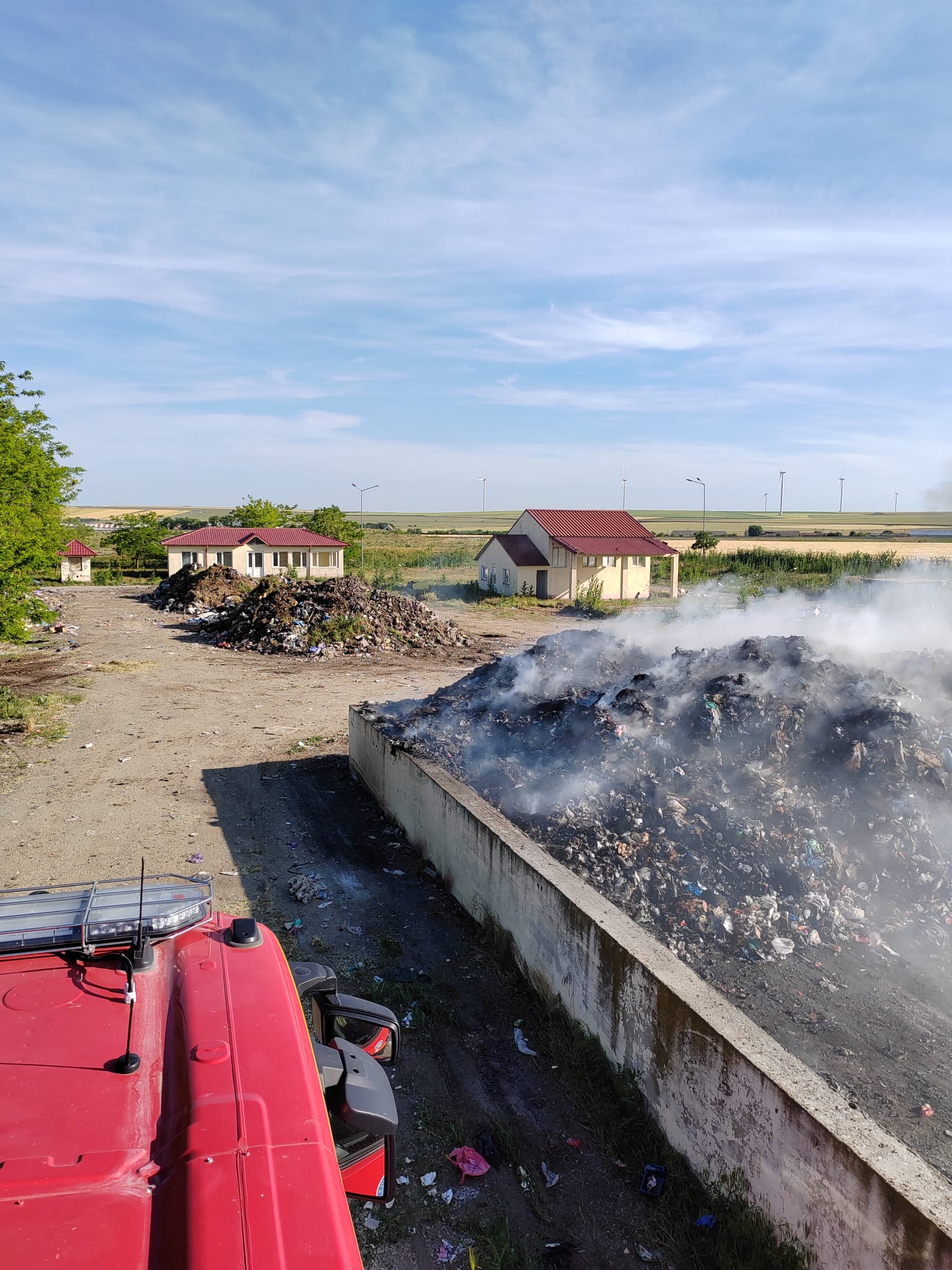 Incendiu la groapa de gunoi din localitatea Cogealac