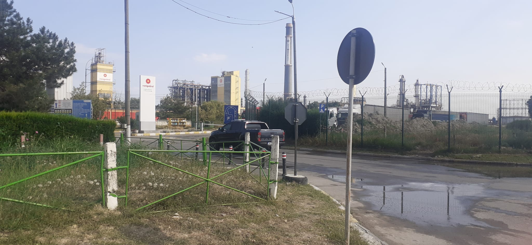 Incendiul de la Petromidia | Un pompier a fost transportat la spital
