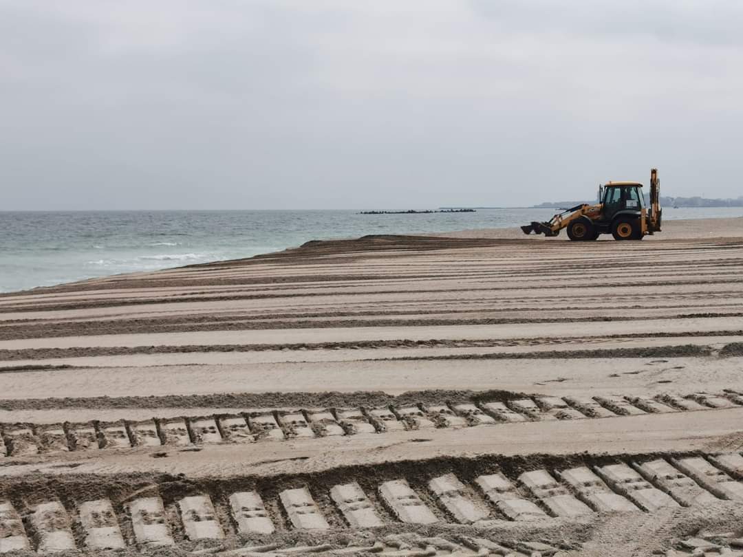 În plin sezon, licitație publică pentru închirierea suprafețelor de plajă cu destinație turistică ale Mării Negre