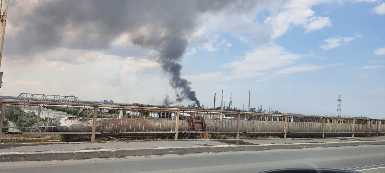 Ministerul Mediului: Fumul din incendiul de la Petromidia se îndreaptă spre mare