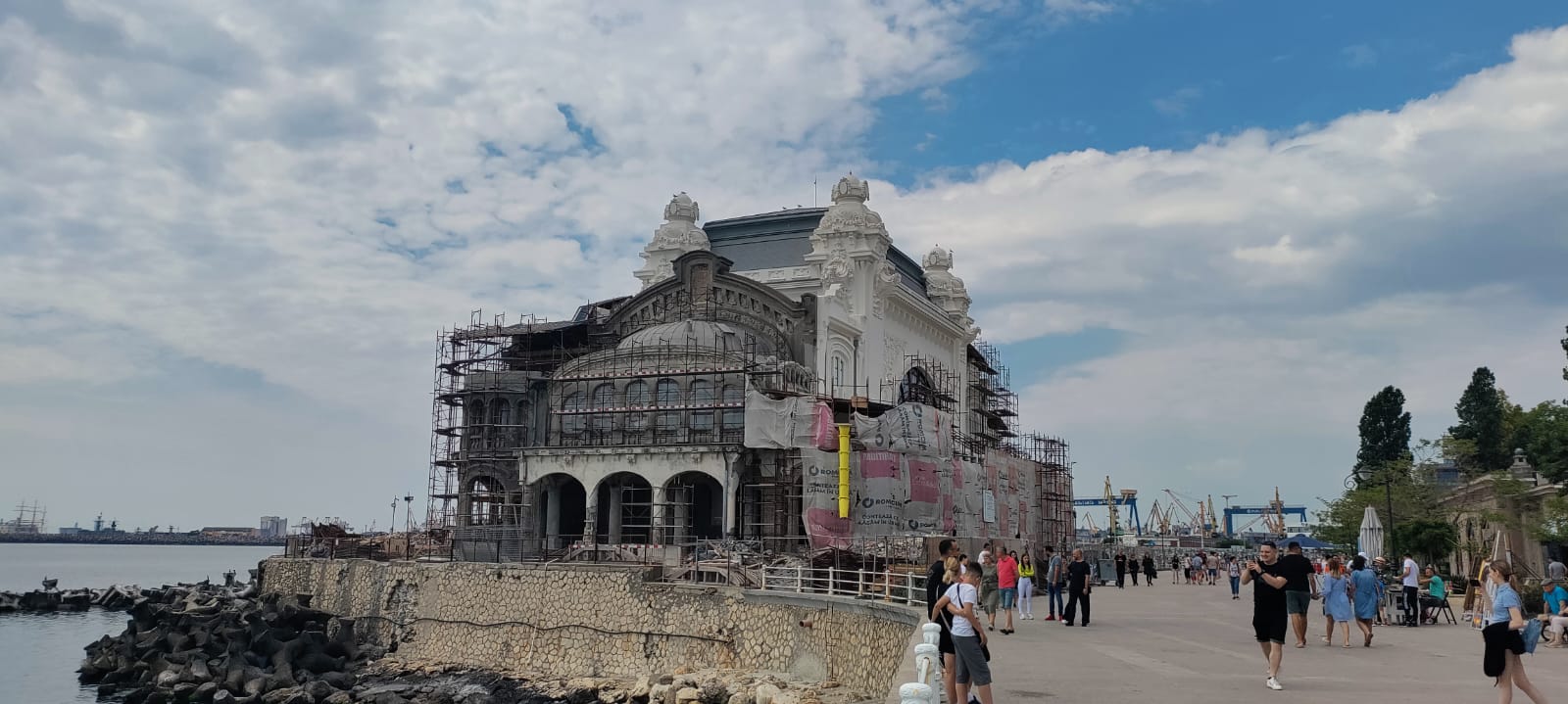 Turiștii și constănțenii se bucură de un weekend prelungit la malul mării