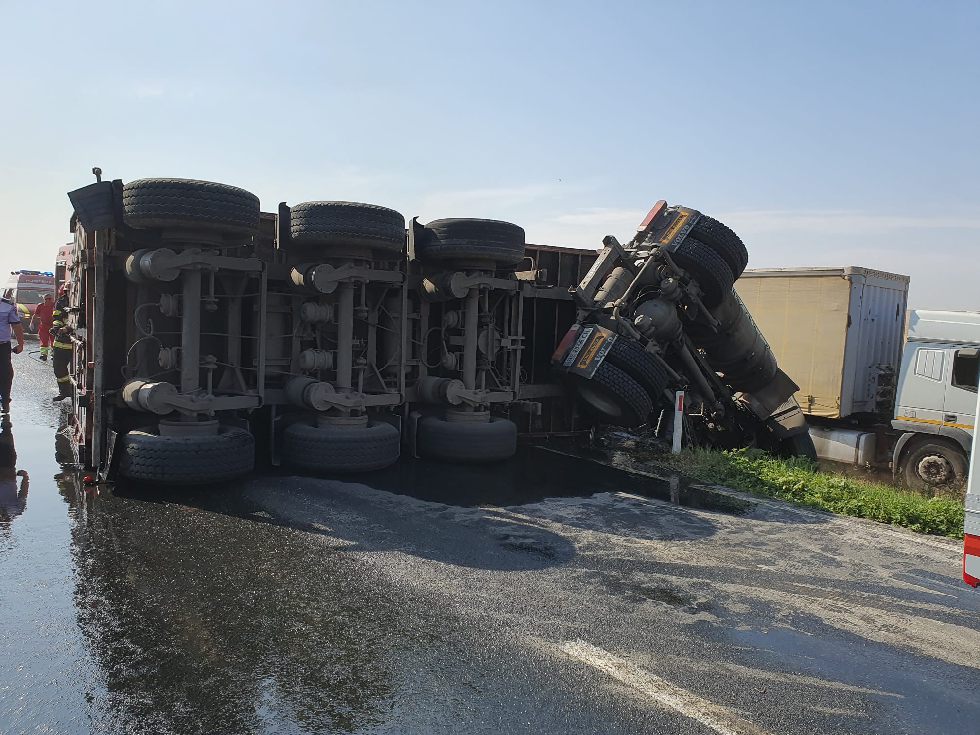 CONSTANŢA: Un autotren încărcat cu ulei alimentar s-a răsturnat pe DN 2A; circulaţia este îngreunată